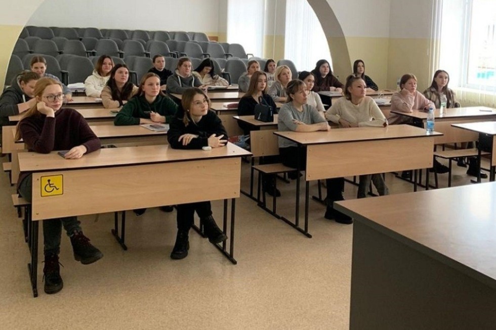 21 ноября куратор групп 1412 и 1417 Нуриева Алеся провела кураторский час в рамках проекта 'свободные от зависимостей' ,Елабужский институт КФУ