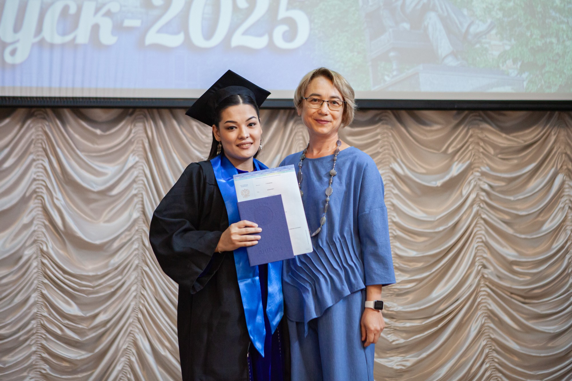 В Елабужском институте КФУ прошли торжественные церемонии вручения дипломов В Елабужском институте КФУ прошли торжественные церемонии вручения дипломов