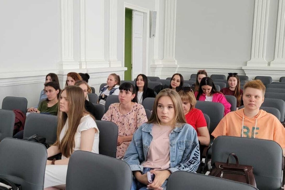 В Елабужском институте состоялась открытая лекция для студентов и преподавателей вуза 'Государственные символы России: история и современность' В Елабужском институте состоялась открытая лекция для студентов и преподавателей вуза 'Государственные символы России: история и современность'