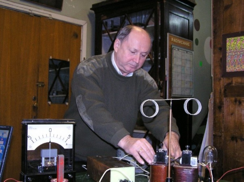 Demonstration cabinet ,Department of General Physics, demonstration room, experiments in physics, physical demonstration experiment