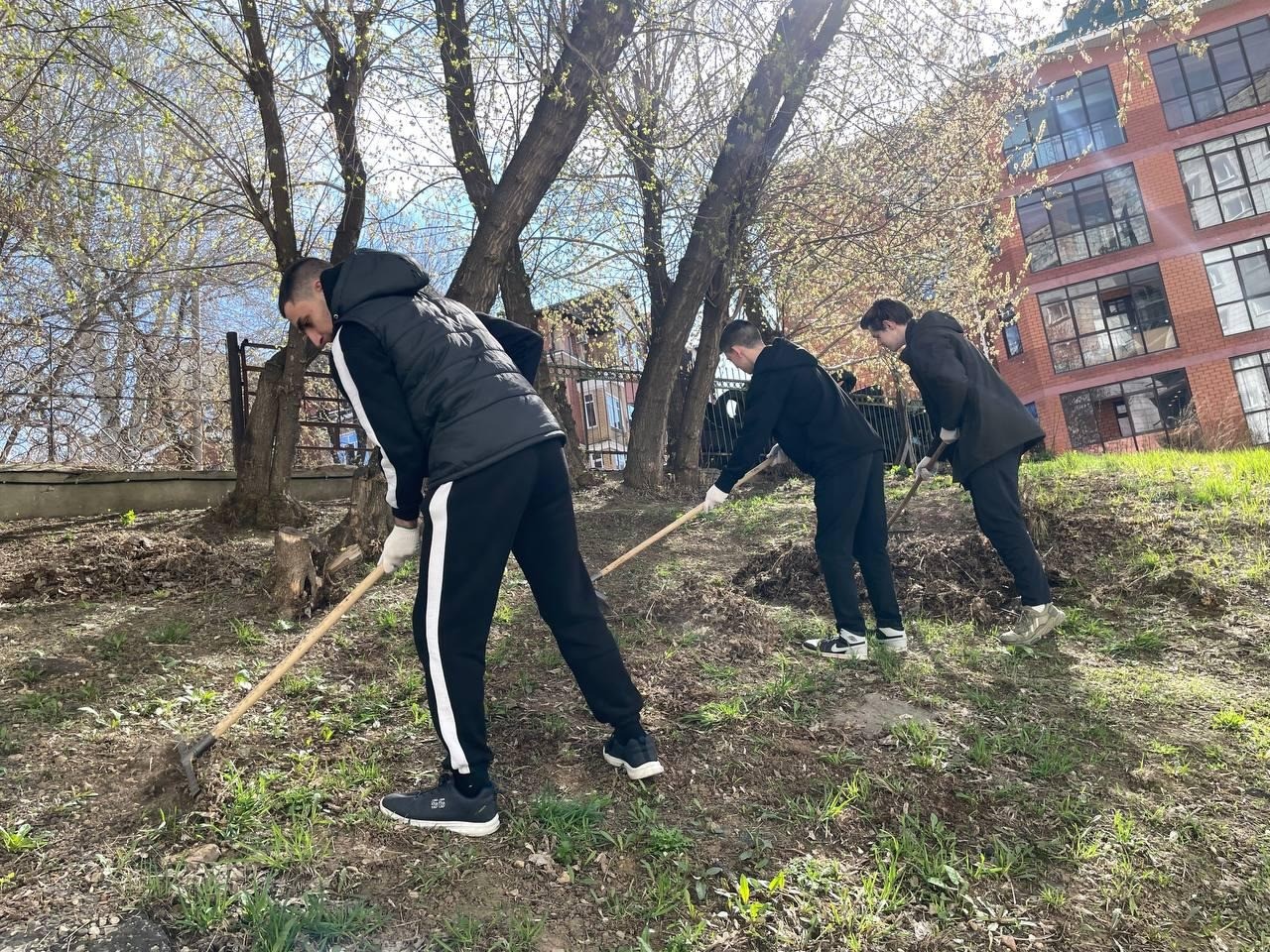 20 апреля прошел субботник на территории общежитий КФУ 20 апреля прошел субботник на территории общежитий КФУ