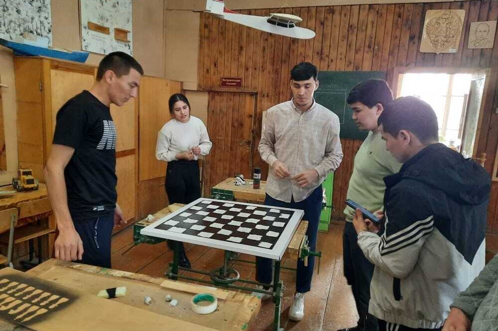 Участники СКТБ 'Эврика' изготовили комплекты шахмат и шашек для учеников ОШ 'Университетская' ,Елабужский институт КФУ