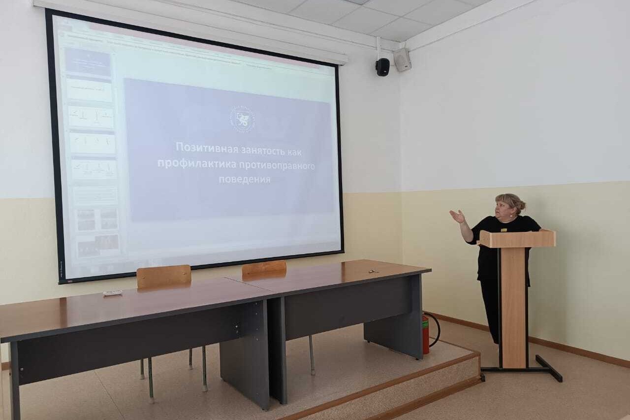 26 апреля куратор Нуриева Алеся провела  кураторский час на тему     'Позитивная занятость как профилактика противоправного поведения'