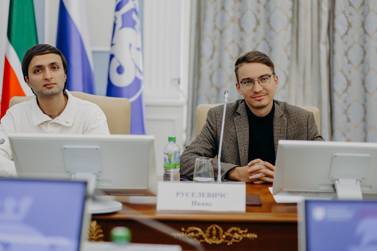 Победители V Международной исторической школы Российского исторического общества встретились проректором по внешним связям КФУ Т.Б.Алишевым Победители V Международной исторической школы Российского исторического общества встретились проректором по внешним связям КФУ Т.Б.Алишевым