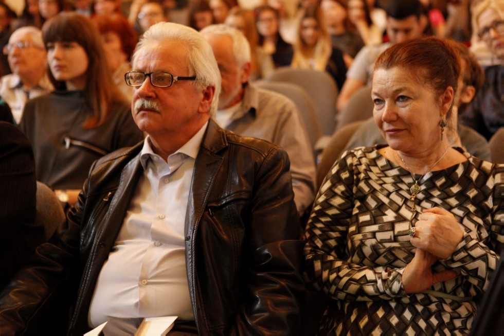 Общество живых поэтов на сцене Елабужского института КФУ Общество живых поэтов на сцене Елабужского института КФУ