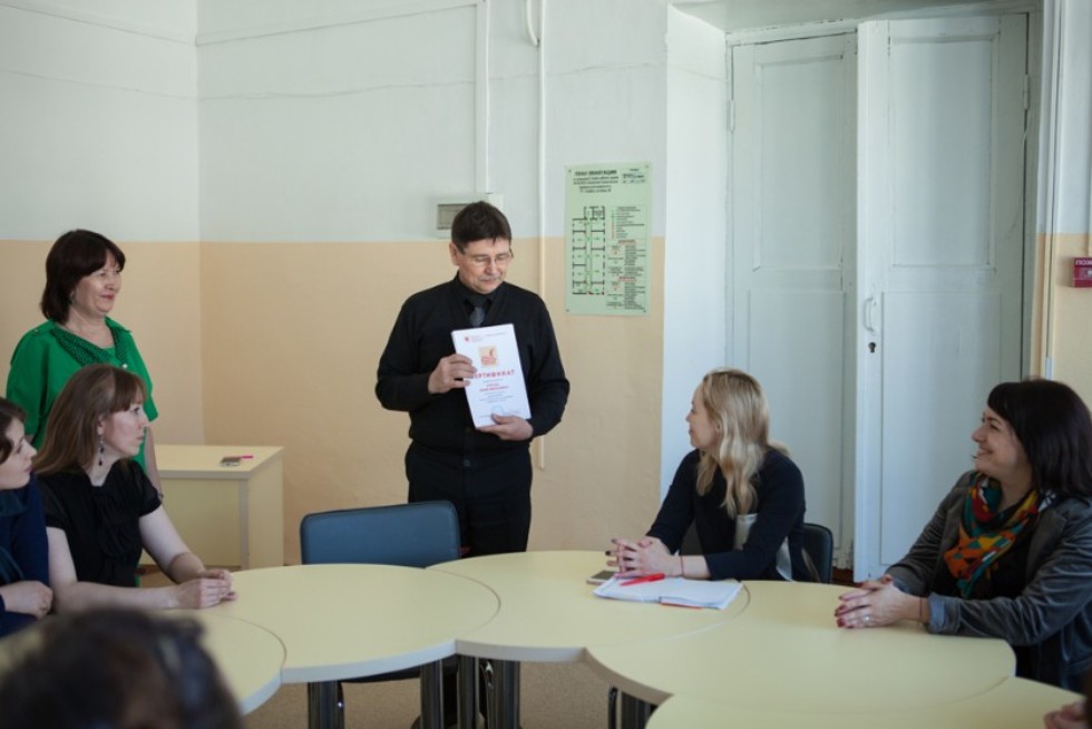 В Елабужском институте КФУ состоялось вручение сертификатов слушателям проекта 'Клуб хороших родителей' В Елабужском институте КФУ состоялось вручение сертификатов слушателям проекта 'Клуб хороших родителей'