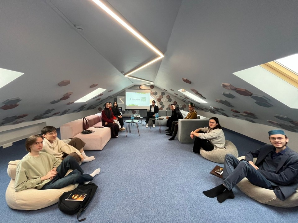 Студенты-теологи посетили финансовый дом Студенты-теологи посетили финансовый дом