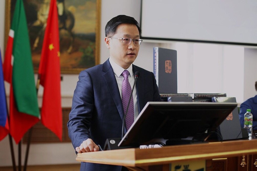 大学收到中华人民共和国驻喀山总领事向波赠送的《广州百科全书》
