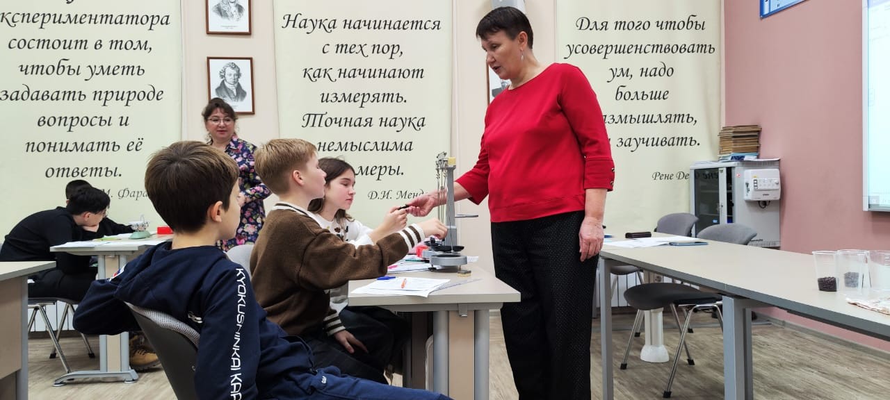 8 ноября преподаватели Института физики провели занятия для учащихся частной школы 'Тринити' города Казань! 8 ноября преподаватели Института физики провели занятия для учащихся частной школы 'Тринити' города Казань!