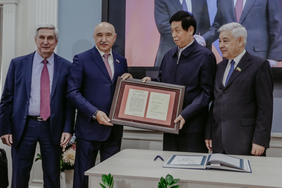 全国人大常委会委员长栗战书访问喀山联邦大学 全国人大常委会委员长栗战书访问喀山联邦大学