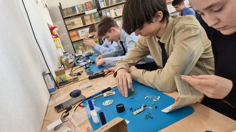 Старшеклассники погрузились в мир высоких технологий Старшеклассники погрузились в мир высоких технологий