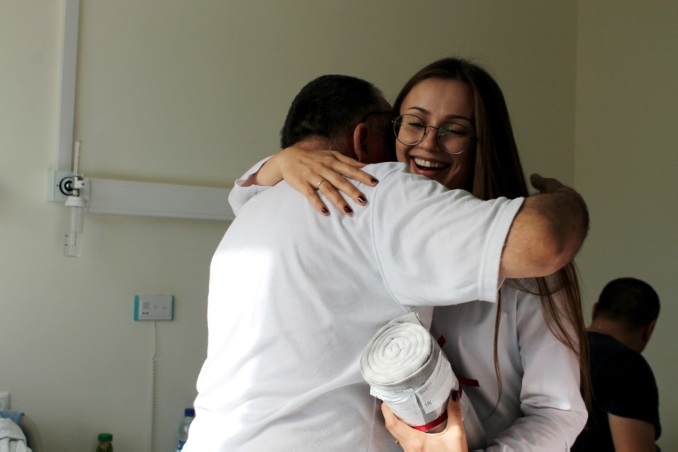 Студенты КФУ поздравили пациентов университетской клиники с Международным днем пожилых людей Студенты КФУ поздравили пациентов университетской клиники с Международным днем пожилых людей