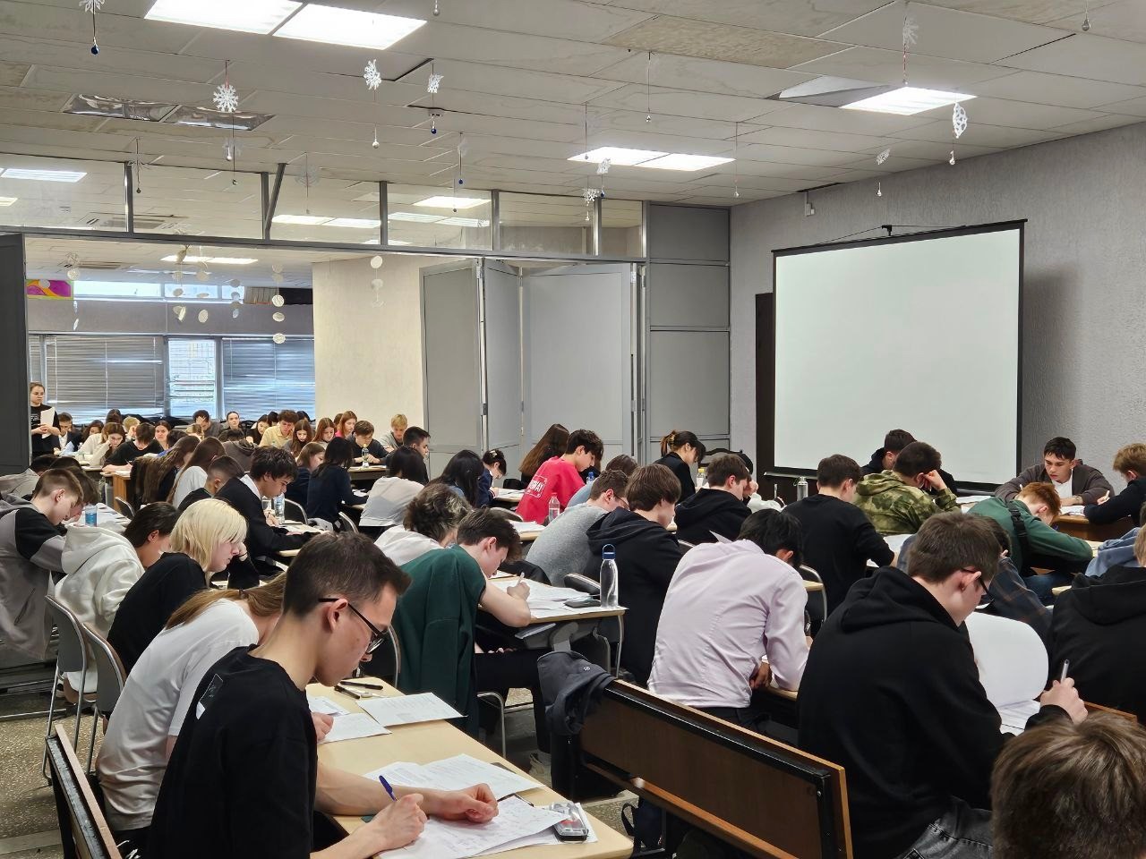 В Институте физики КФУ прошла бесплатная проверка готовности к ОГЭ и ЕГЭ по математике В Институте физики КФУ прошла бесплатная проверка готовности к ОГЭ и ЕГЭ по математике