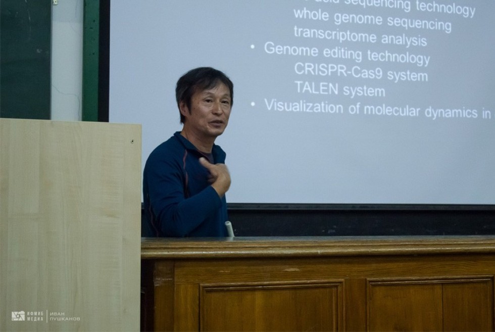 Ясуи Кинья сенсей на лекции Лекция профессора Кинья Ясуи - профессора Национального музея природы и науки Цукубы, Япония (National Museum of Nature and Science, Tsukuba, Japan) в Институте фундаментальной медицины и биологии 20 сентября 2018 года