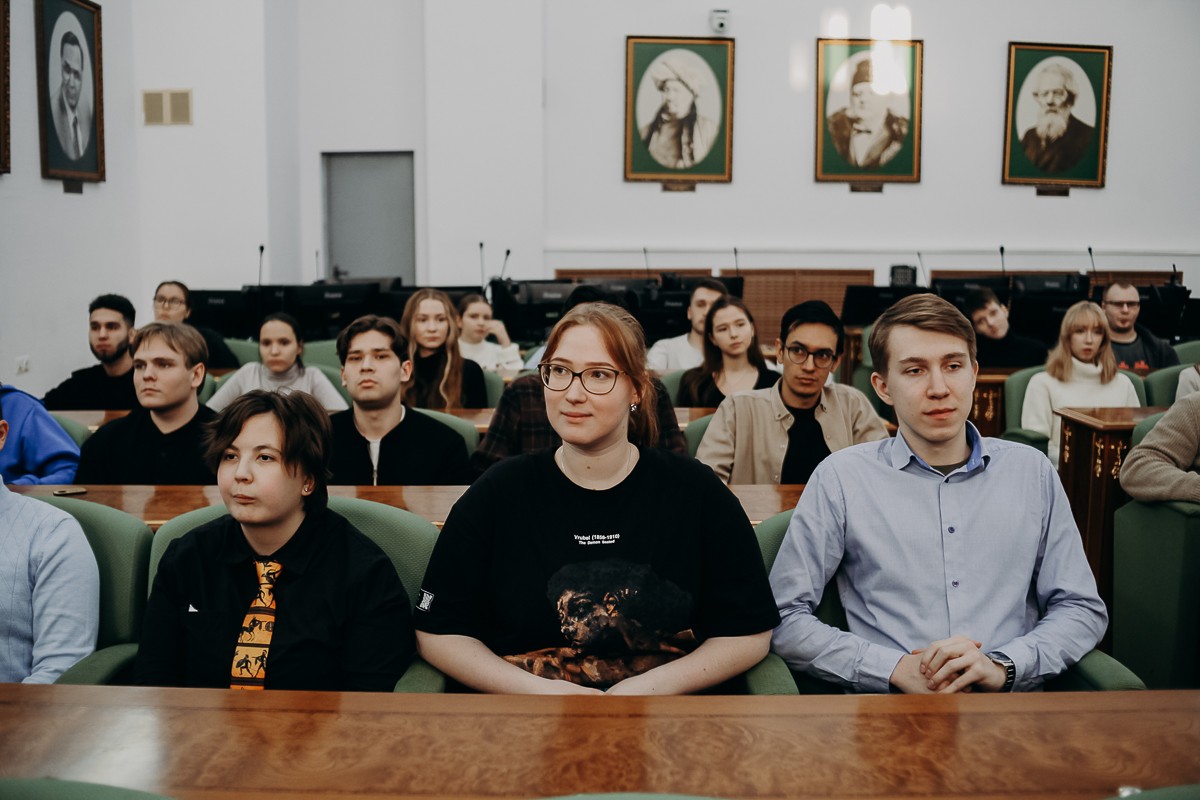 КФУ передал подарки для бойцов участникам гуманитарного автопробега 'Владивосток ? Луганск' КФУ передал подарки для бойцов участникам гуманитарного автопробега 'Владивосток ? Луганск'