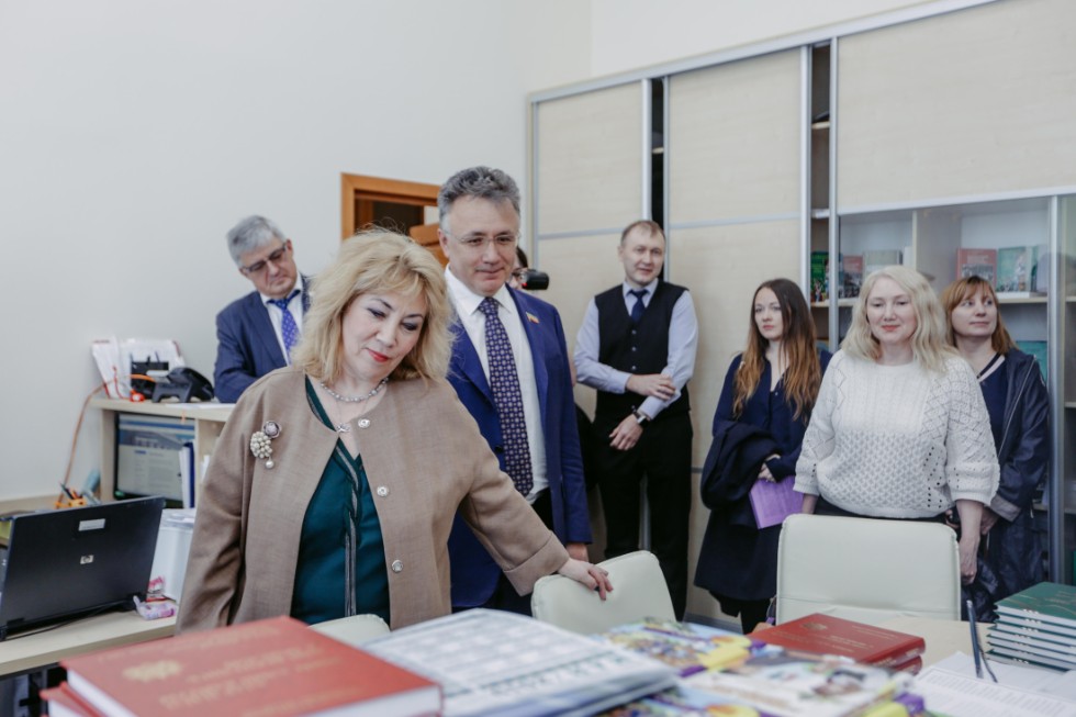 Rector Ilshat Gafurov presents pedagogical education to local media