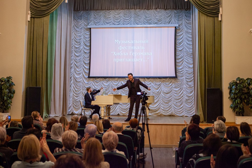 Фестиваль 'Хибла Герзмава приглашает...': подарок коллективу к 125-летию Елабужского института КФУ Фестиваль 'Хибла Герзмава приглашает...': подарок коллективу к 125-летию Елабужского института КФУ