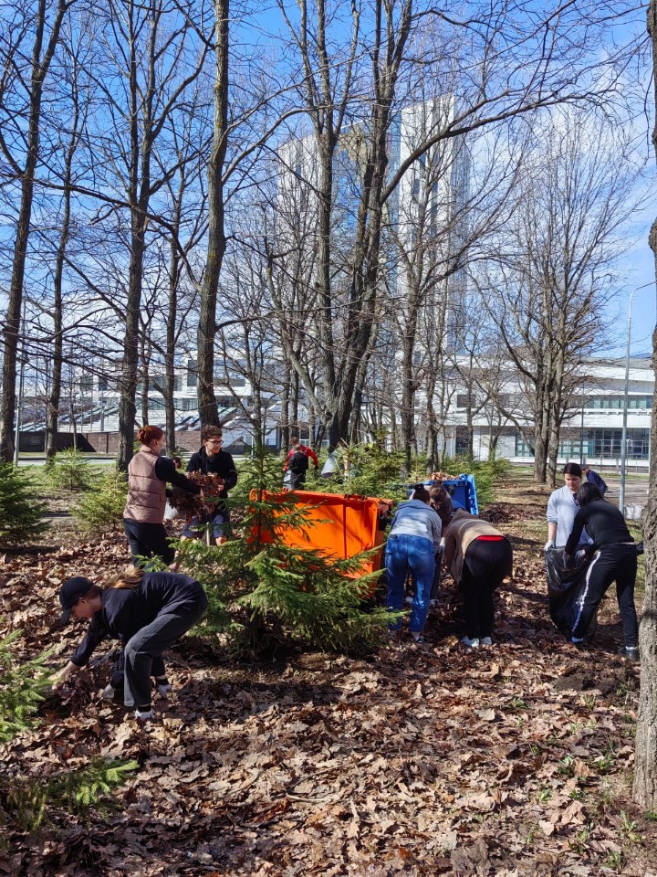 20 апреля прошел субботник на территории общежитий КФУ 20 апреля прошел субботник на территории общежитий КФУ