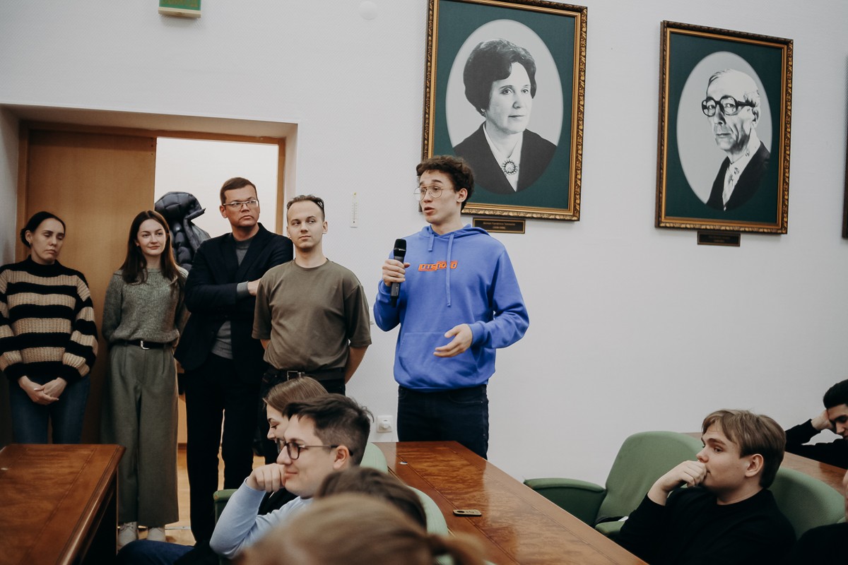 КФУ передал подарки для бойцов участникам гуманитарного автопробега 'Владивосток ? Луганск' КФУ передал подарки для бойцов участникам гуманитарного автопробега 'Владивосток ? Луганск'