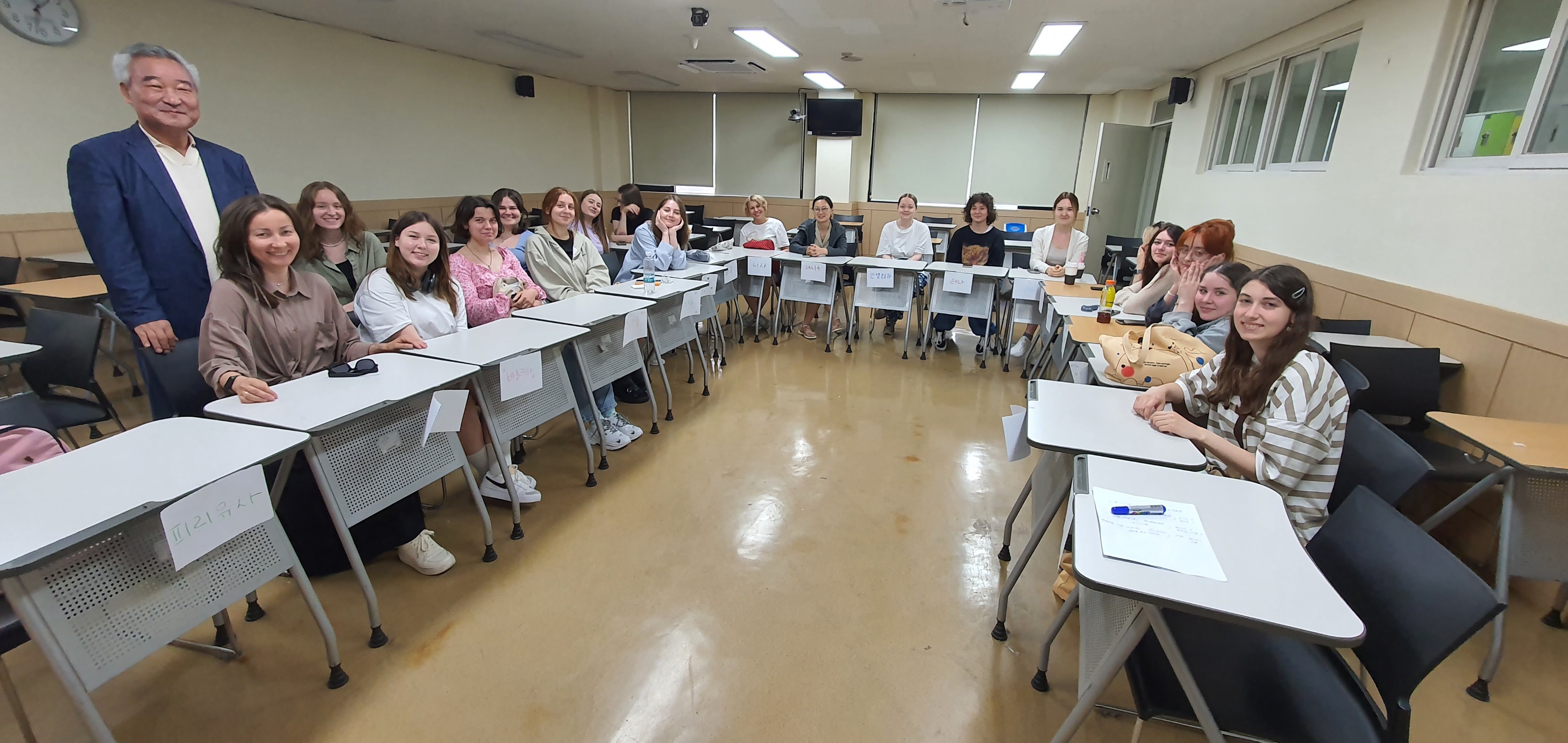 Состоялась торжественная церемония вручения стипендий от НОЦ 'Центр исследований Кореи 'Корееведение' Состоялась торжественная церемония вручения стипендий от НОЦ 'Центр исследований Кореи 'Корееведение'