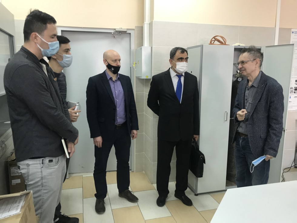 Химический институт посетила делегация из Ташкентской медицинской академии