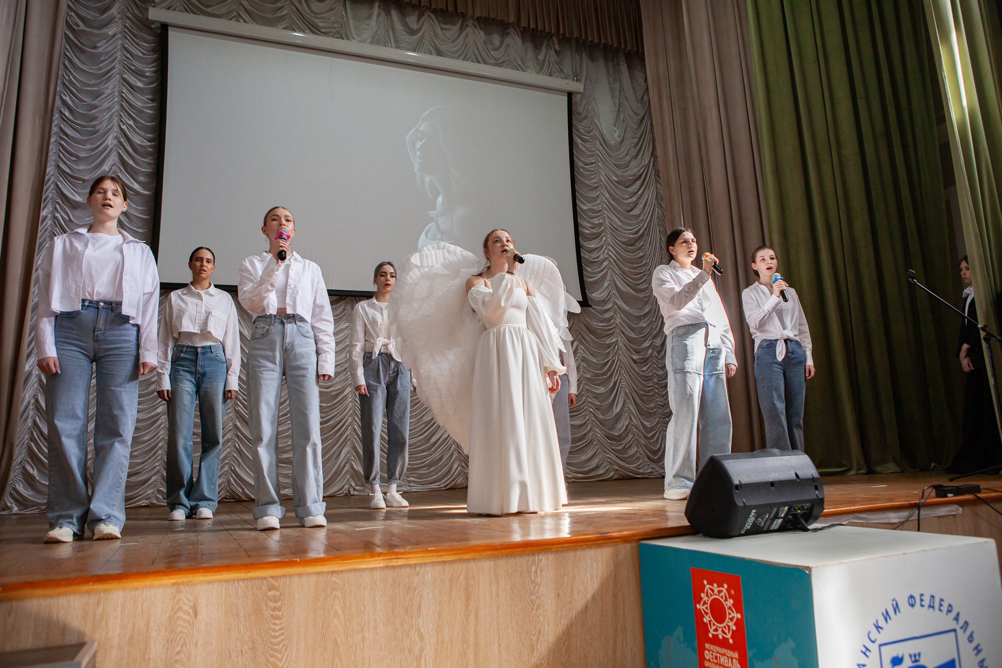 В Елабужском институте прошёл конкурс 'Битва хоров', посвящённый 80-летию Победы в Великой Отечественной войне В Елабужском институте прошёл конкурс 'Битва хоров', посвящённый 80-летию Победы в Великой Отечественной войне