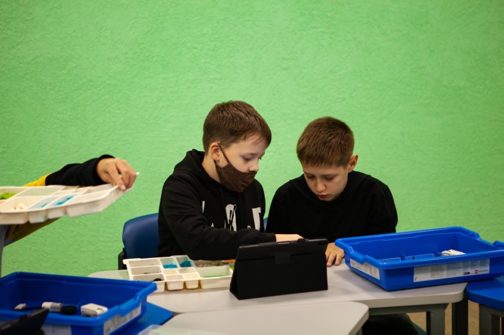 ����������