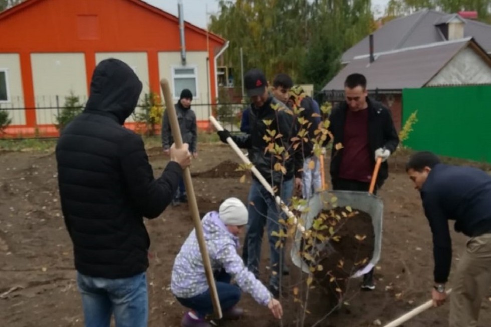 Закладка плодового сада на территории 'Университетской' школы Закладка плодового сада на территории 'Университетской' школы