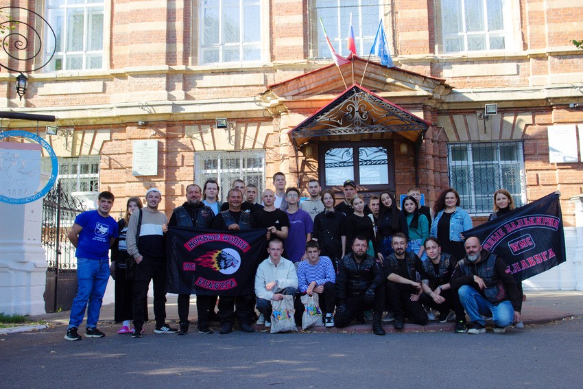 Выпускники ОШ 'Университетская' встретились с представителями мотоклуба 'Ночные волки' Выпускники ОШ 'Университетская' встретились с представителями мотоклуба 'Ночные волки'