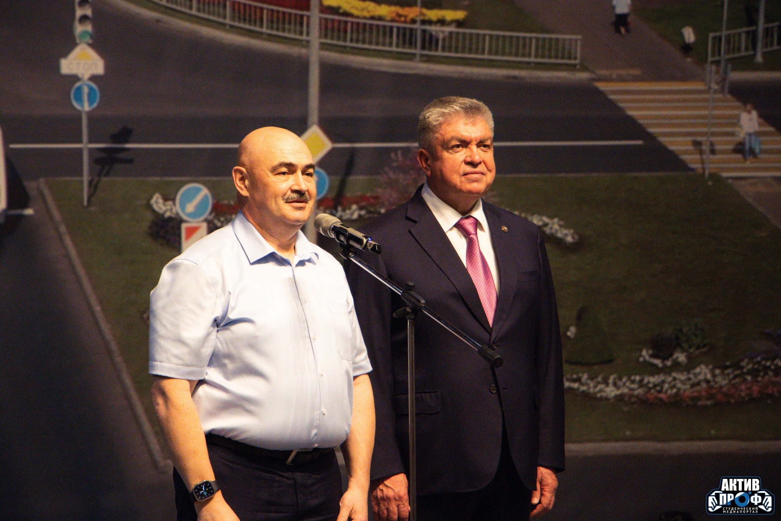 Церемония вручения дипломов с отличием выпускникам НЧИ КФУ Церемония вручения дипломов с отличием выпускникам НЧИ КФУ