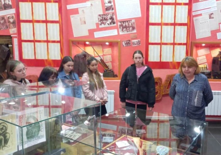 Студенты посетили музей Памяти Елабуги Студенты посетили музей Памяти Елабуги