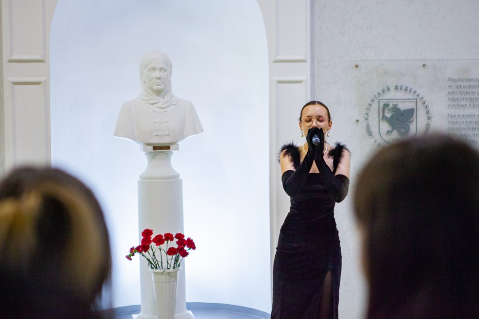 Со 125-летием Елабужский институт поздравляют студенты Со 125-летием Елабужский институт поздравляют студенты