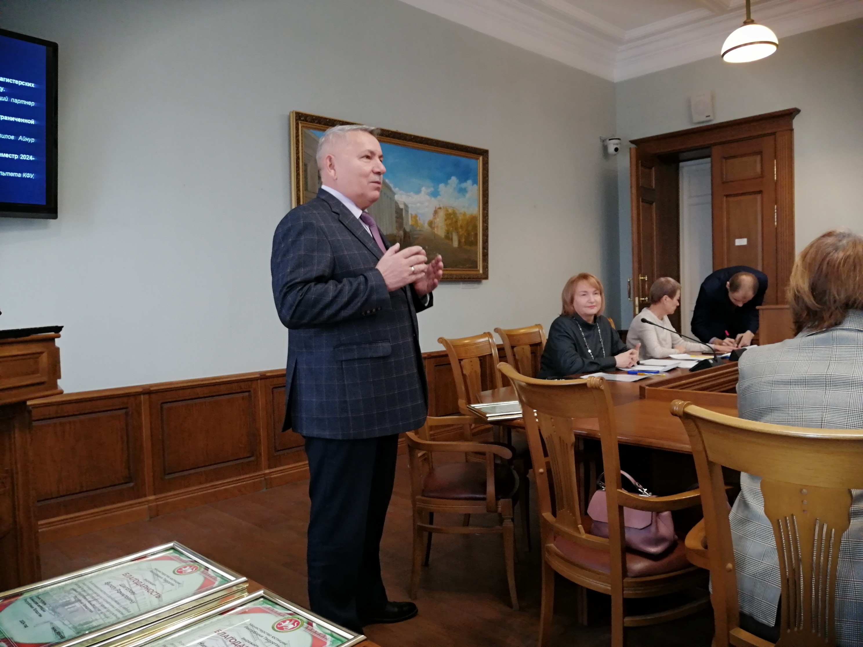 Вручение благодарственных писем студентам юридического факультета Вручение благодарственных писем студентам юридического факультета