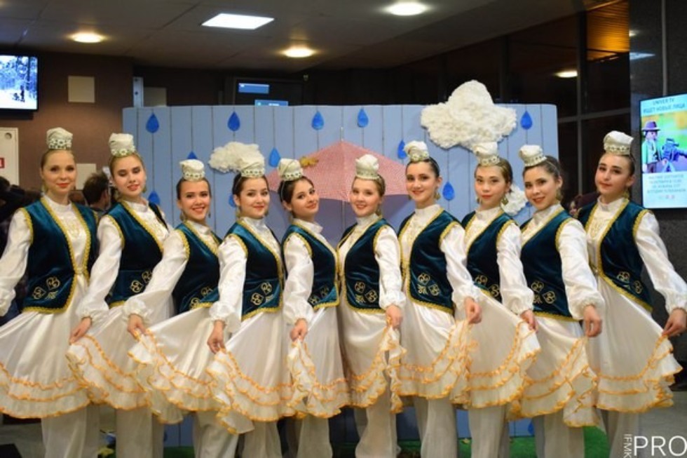 Танцевальный коллектив 'Яшьлек' Танцевальный коллектив 'Яшьлек'