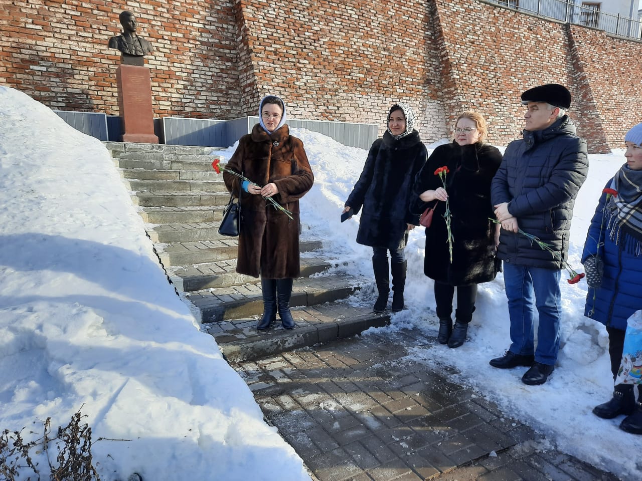 КФУ студентлары герой-шагыйрь Муса Җәлил бюстына чәчәкләр салды КФУ студентлары герой-шагыйрь Муса Җәлил бюстына чәчәкләр салды