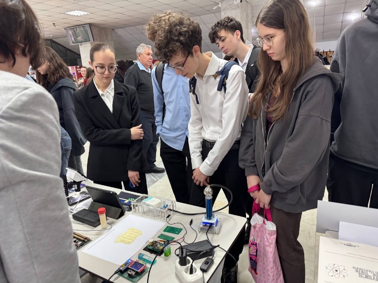 В Институте физики КФУ прошёл День открытых дверей В Институте физики КФУ прошёл День открытых дверей