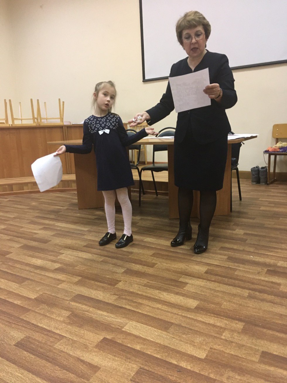 Юные артисты детского театра 'Радуга' учатся актерскому мастерству на репетициях спектакля 'Кошкин дом' Юные артисты детского театра 'Радуга' учатся актерскому мастерству на репетициях спектакля 'Кошкин дом'