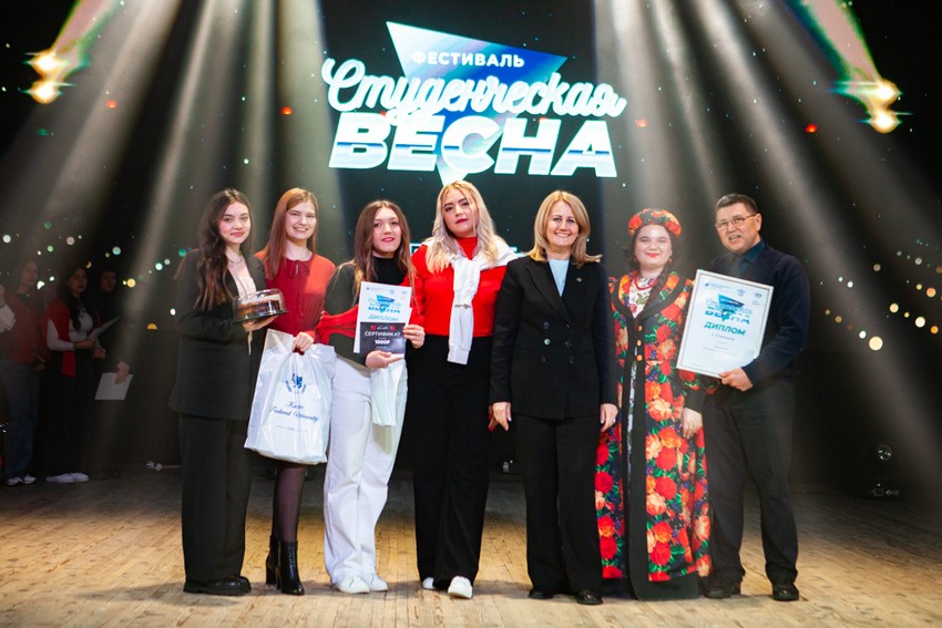 'Эффект Пушкина': техно-лиричная 'Студенческая весна' отзвенела в Елабужском институте КФУ 'Эффект Пушкина': техно-лиричная 'Студенческая весна' отзвенела в Елабужском институте КФУ