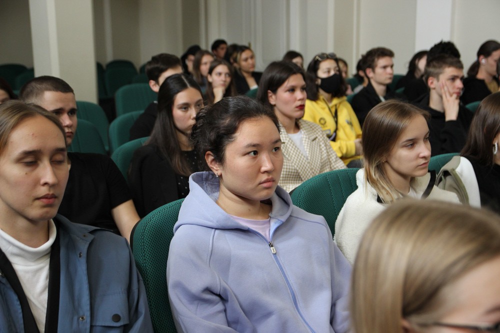 Директор Елабужского института Елена Мерзон встретилась с первокурсниками Директор Елабужского института Елена Мерзон встретилась с первокурсниками