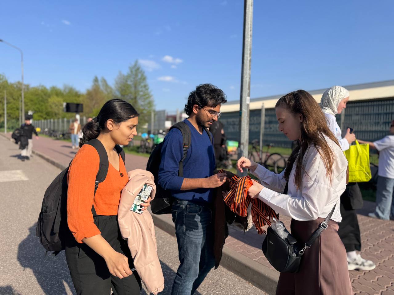 В Деревне Универсиады прошла акция 'Георгиевская ленточка' В Деревне Универсиады прошла акция 'Георгиевская ленточка'