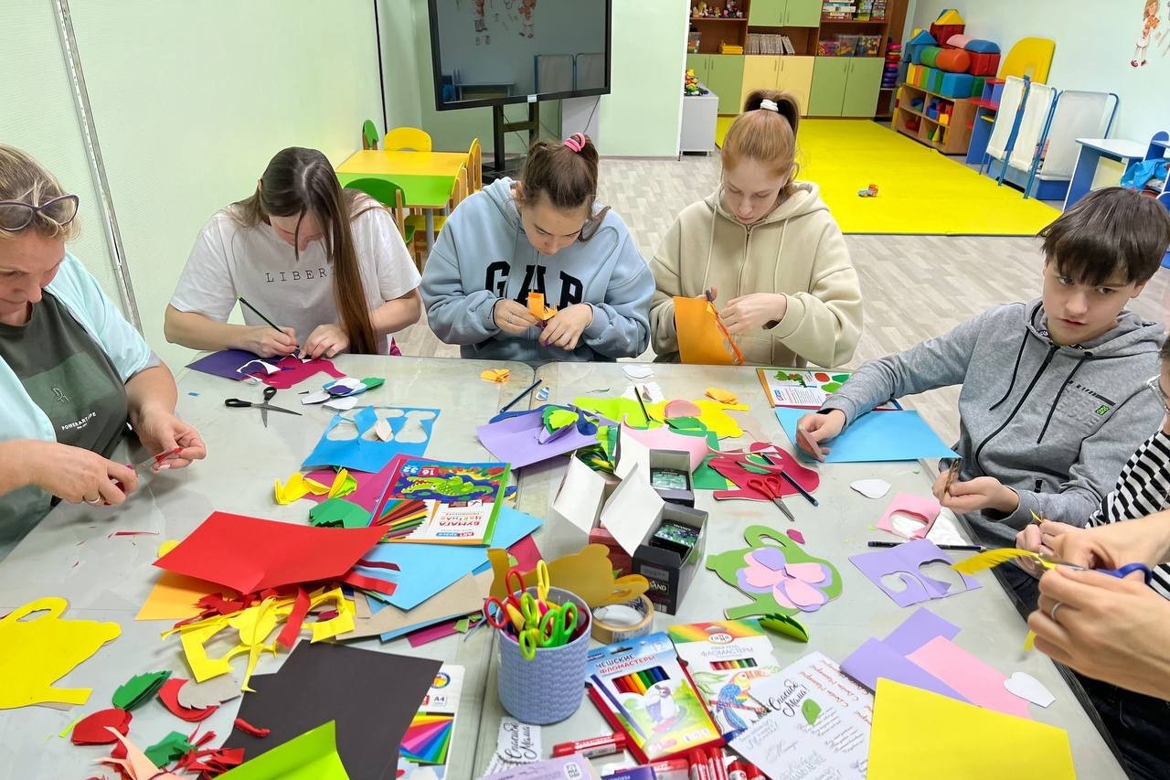 Волонтеры провели мастер-класс ко Дню Матери для детей центра 'Астра' ,Елабужский институт КФУ