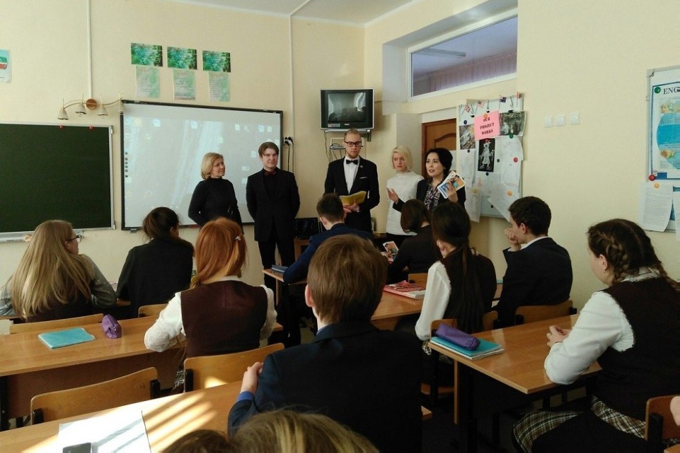 Студенты и преподаватели Елабужского института КФУ ведут профориентационную работу с будущими абитуриентами Студенты и преподаватели Елабужского института КФУ ведут профориентационную работу с будущими абитуриентами