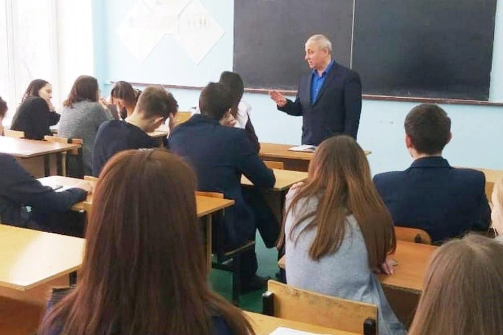 Старшеклассники школы №5 г.Елабуги встретились с преподавателем Елабужского института КФУ Старшеклассники школы №5 г.Елабуги встретились с преподавателем Елабужского института КФУ