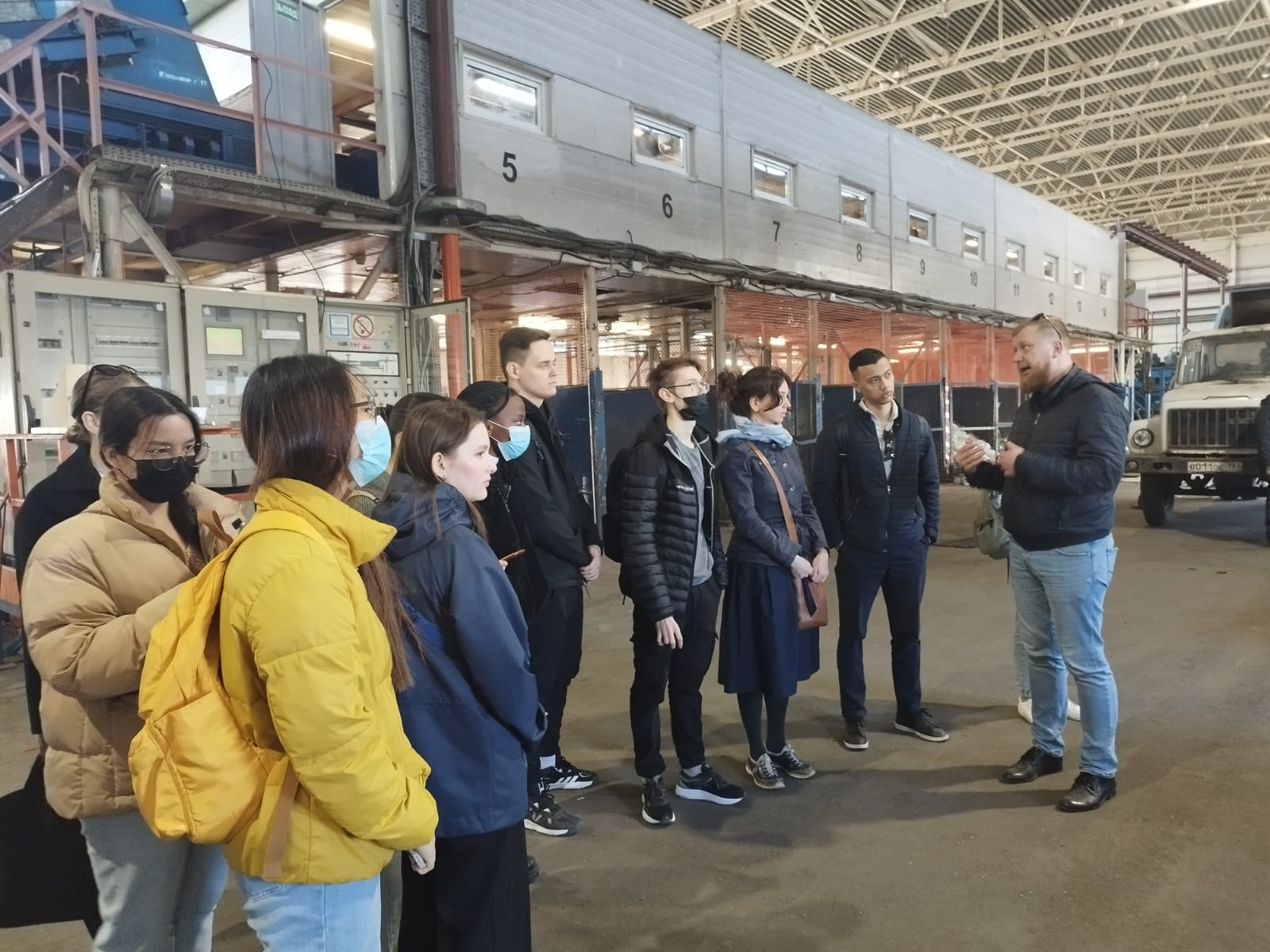 Студенты кафедры природообустройства и водопользования ИУЭиФ ознакомились с работой комплекса по сортировке отходов УК 'ПЖКХ' Студенты кафедры природообустройства и водопользования ИУЭиФ ознакомились с работой комплекса по сортировке отходов УК 'ПЖКХ'