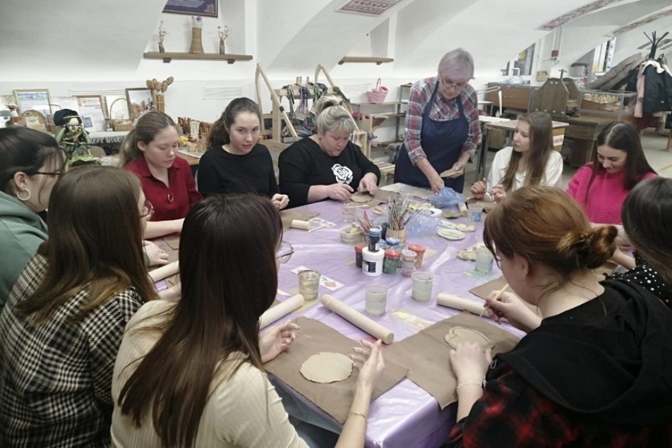 Студенты отделения психологии и педагогики посетили Музей-мастерскую декоративно-прикладного искусства Елабужского государственного музея-заповедника Студенты отделения психологии и педагогики посетили Музей-мастерскую декоративно-прикладного искусства Елабужского государственного музея-заповедника