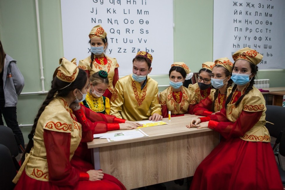 В Елабужском институте прошел 'Аулак өй - баттл' между студентами вуза и ведущими литературными деятелями Республики Татарстан В Елабужском институте прошел 'Аулак өй - баттл' между студентами вуза и ведущими литературными деятелями Республики Татарстан