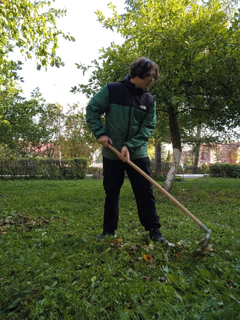 Студенты 2113 группы Елабужского института КФУ вышли на уборку территории Студенты 2113 группы Елабужского института КФУ вышли на уборку территории