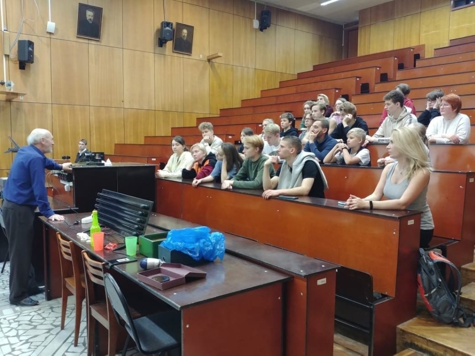 10 октября Институт физики посетили ученики 11-х классов школы №1517 г.Москвы!