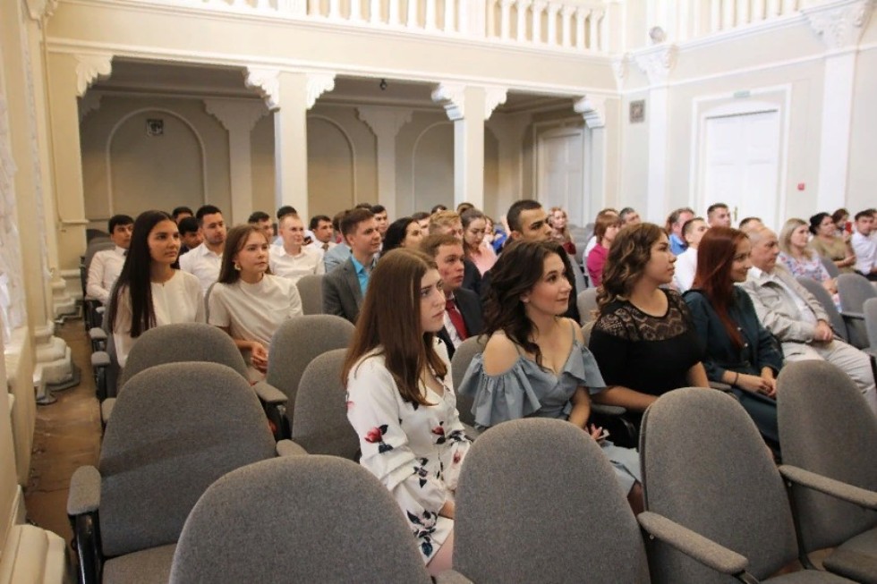 В Елабужском институте КФУ состоялось торжественное вручение дипломов выпускникам юридического факультета В Елабужском институте КФУ состоялось торжественное вручение дипломов выпускникам юридического факультета