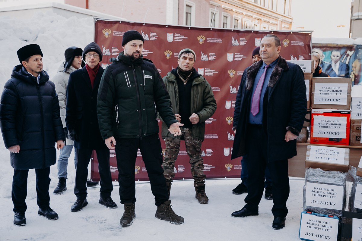 КФУ передал подарки для бойцов участникам гуманитарного автопробега 'Владивосток ? Луганск' КФУ передал подарки для бойцов участникам гуманитарного автопробега 'Владивосток ? Луганск'